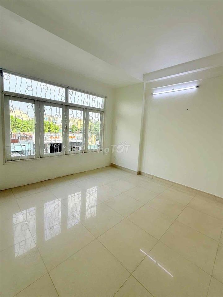 Mặt tiền đường lớn 25m 3 tầng (4m x 15m) có vỉa hè 5m 3 phòng ngủ