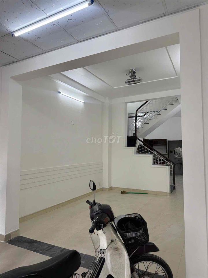 Mặt tiền đường lớn 25m 3 tầng (4m x 15m) có vỉa hè 5m 3 phòng ngủ