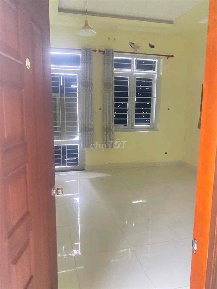 Cho thuê nhà 3 tầng có 3 phòng ngủ hẻm 6m thông gần chợ phạm đăng giản