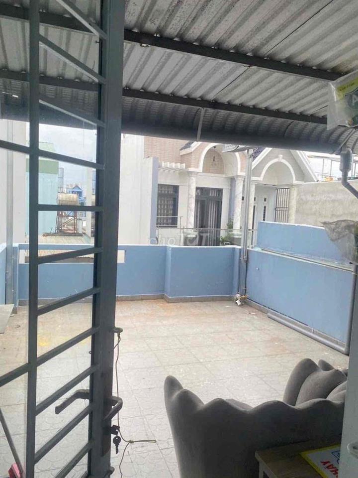 Cho thuê nhà 3 tầng có 3 phòng ngủ hẻm 6m thông gần chợ phạm đăng giản