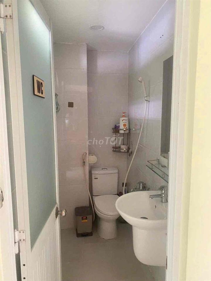 Cho thuê nhà 3 tầng có 3 phòng ngủ hẻm 6m thông gần chợ phạm đăng giản