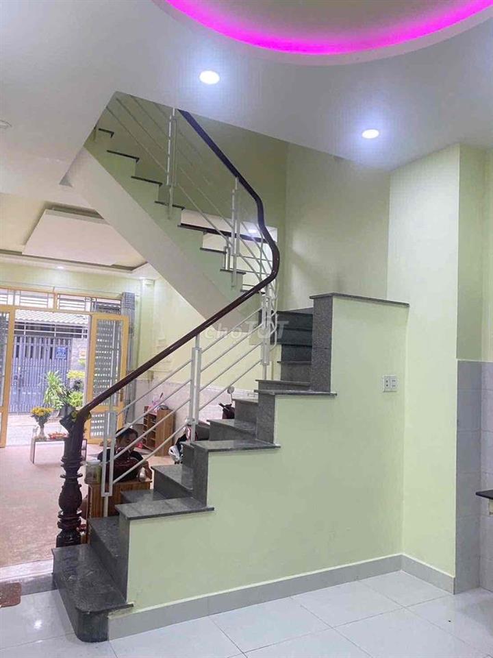 Cho thuê nhà 3 tầng có 3 phòng ngủ hẻm 6m thông gần chợ phạm đăng giản
