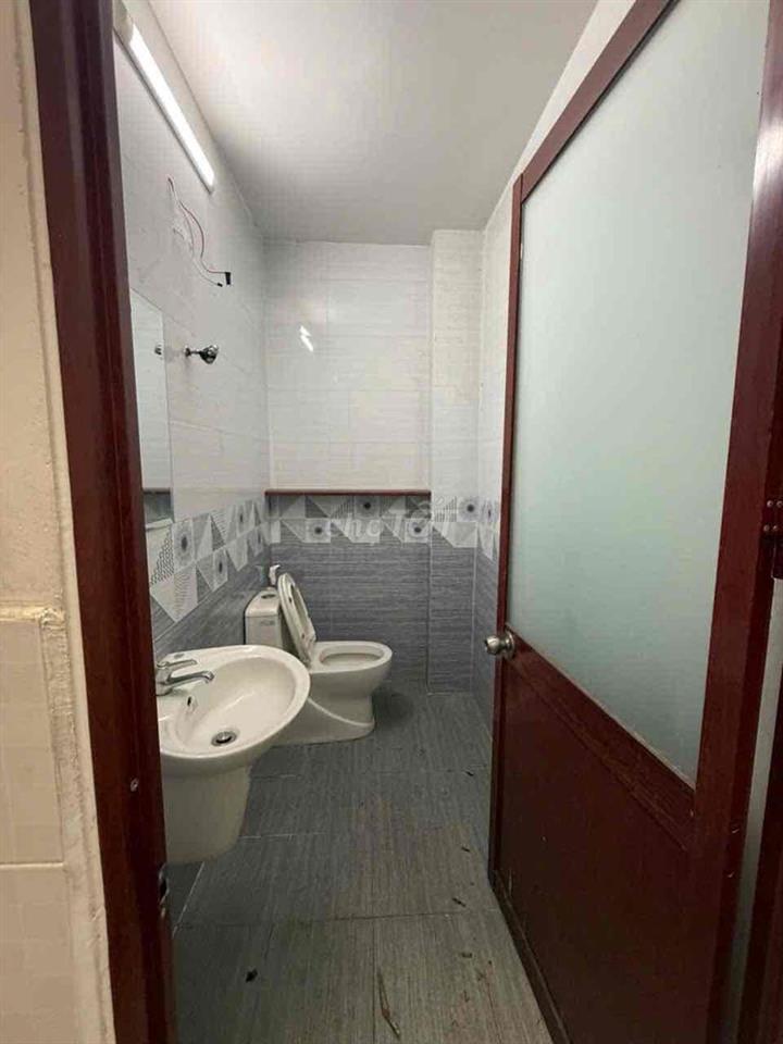 Cho thuê nhà (5m x 20m) có 3 phòng ngủ trệt trống suốt hẻm ô tô 6m