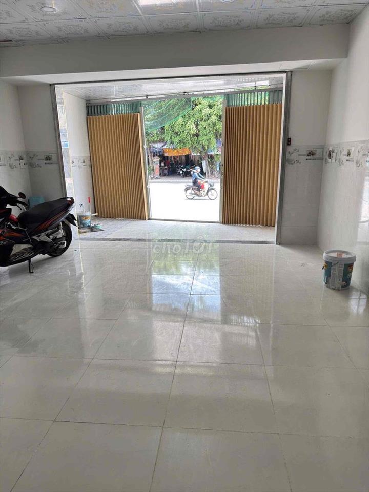 Mặt tiền (5m x 20m) có gác đường lớn dân cư qua lại đông có vỉa hè