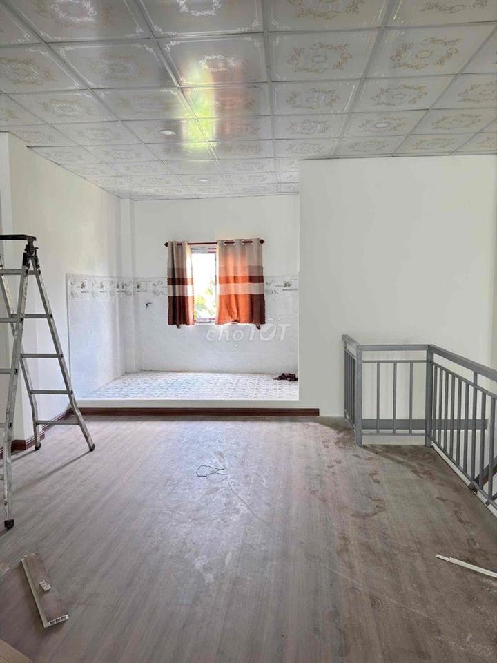 Mặt tiền (5m x 20m) có gác đường lớn dân cư qua lại đông có vỉa hè