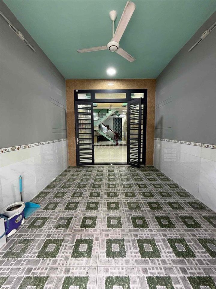 Nhà thuê 3 tầng 4 phòng ngủ ô tô vào nhà 1802 sủ dụng giá 9 triệu