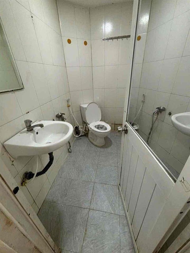 Nhà thuê 4m x 15m có 2 phòng ngủ 2 vệ sinh sân để xe hẻm 4m