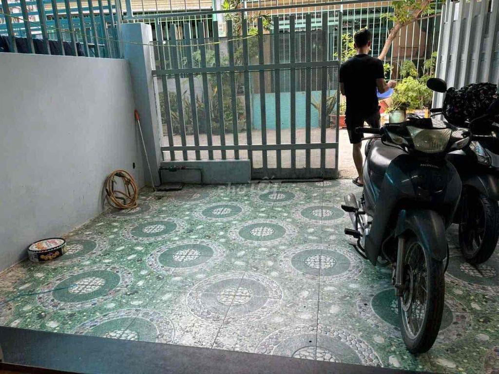 Nhà thuê 4m x 15m có 2 phòng ngủ 2 vệ sinh sân để xe hẻm 4m