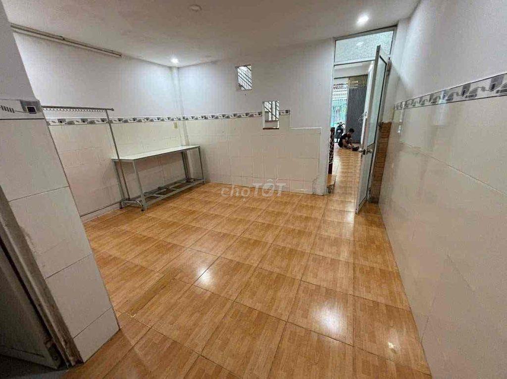 Nhà thuê 4m x 15m có 2 phòng ngủ 2 vệ sinh sân để xe hẻm 4m