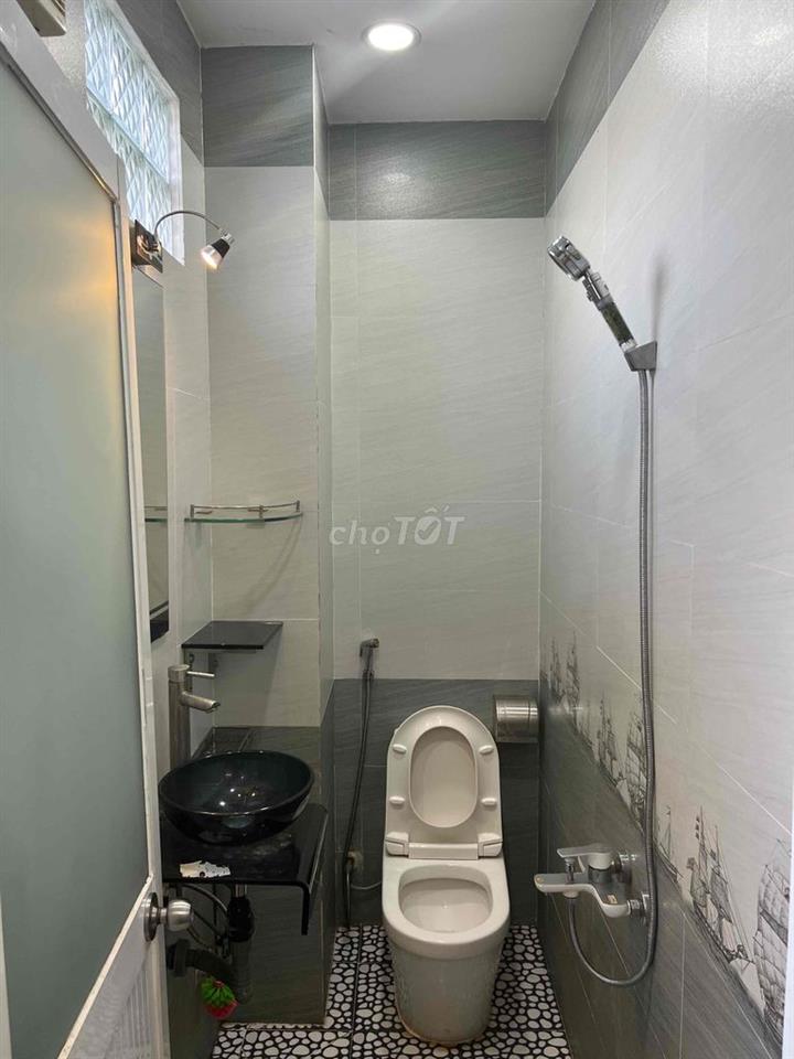 Phòng ở nhà mặt tiền + view công viên
