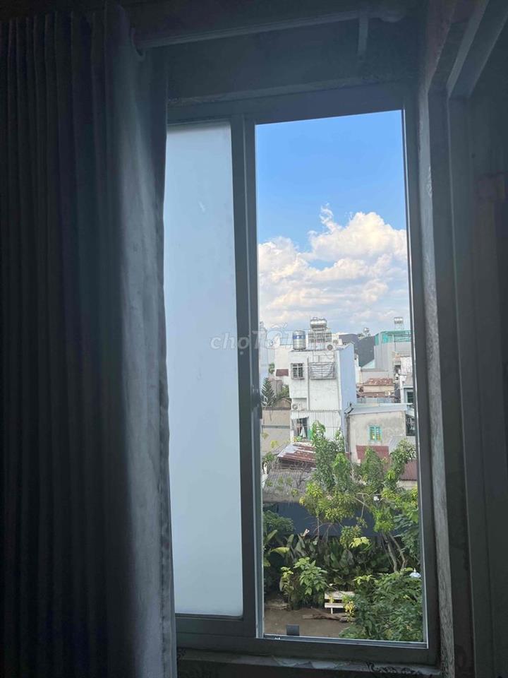 Phòng ở nhà mặt tiền + view công viên