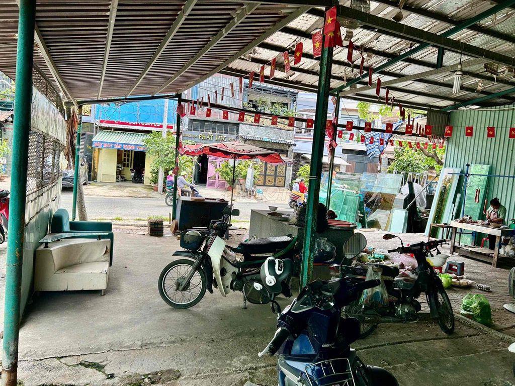 - Cho thuê mặt bằng Ngang 11m, Dài 13m . Mặt tiền đường T1 - Phường Tâ