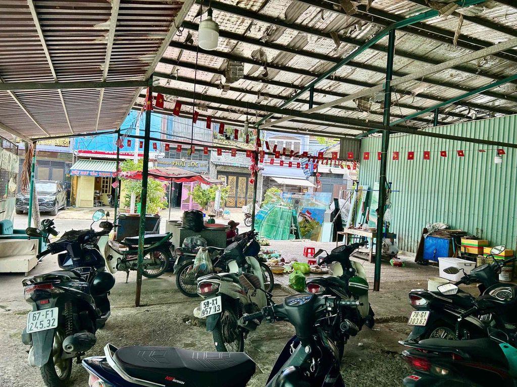 - Cho thuê mặt bằng Ngang 11m, Dài 13m . Mặt tiền đường T1 - Phường Tâ