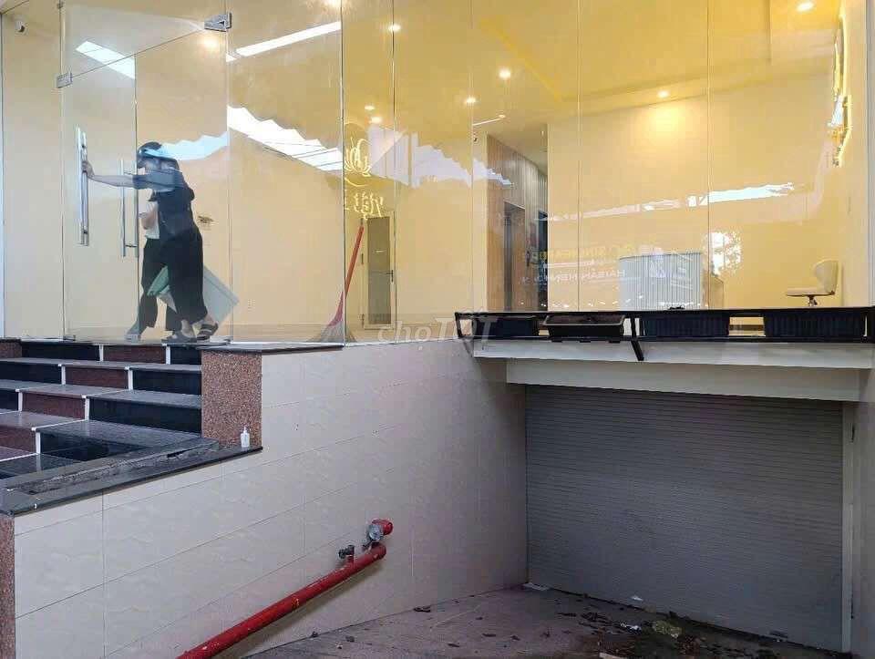 CHO THUÊ TÒA NHÀ MẶT TIỀN 800m² 