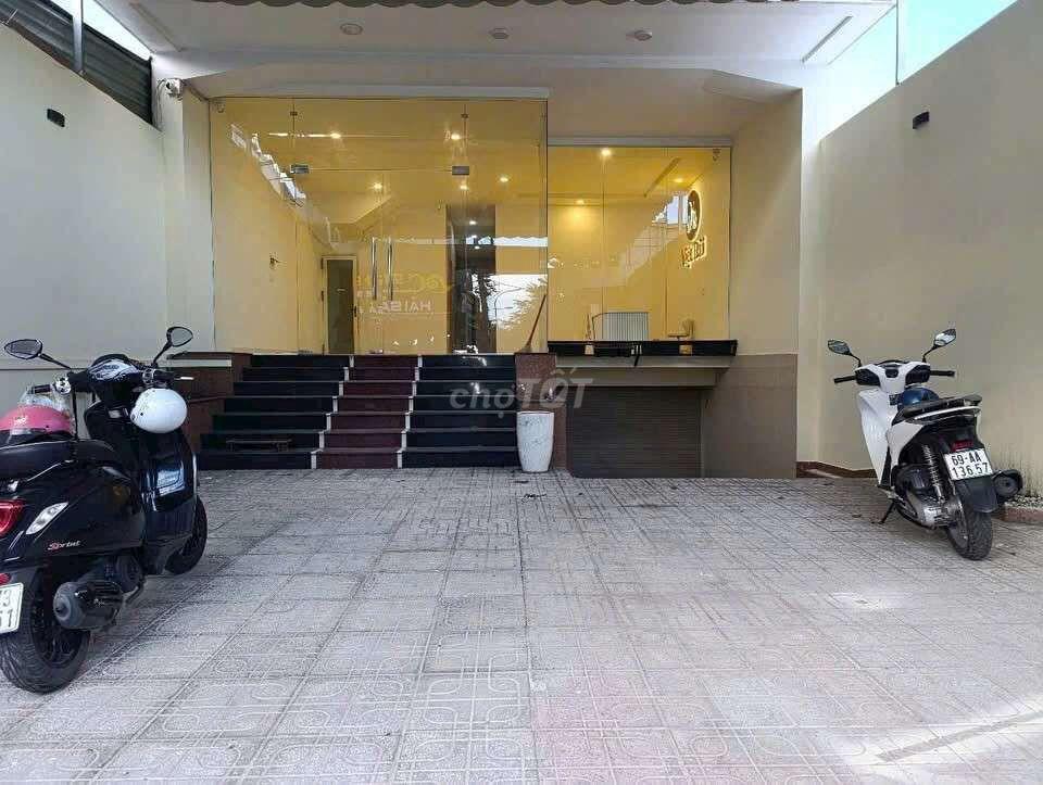 CHO THUÊ TÒA NHÀ MẶT TIỀN 800m² 