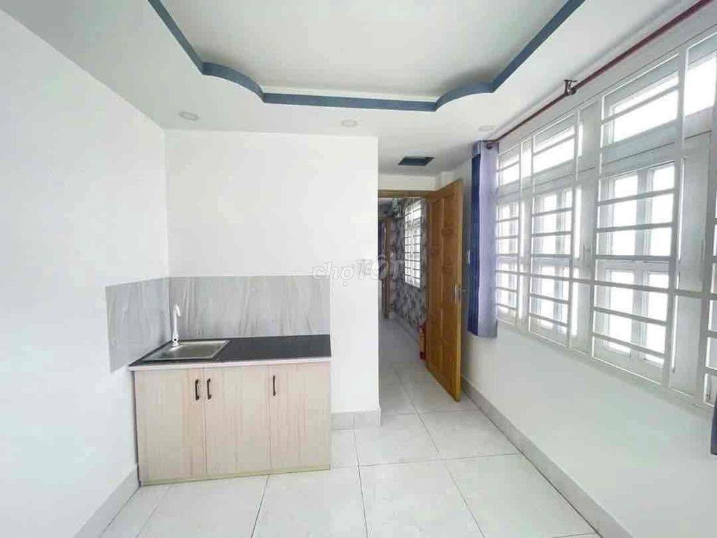 Phòng giá rẻ máy lạnh đón SV 2K8