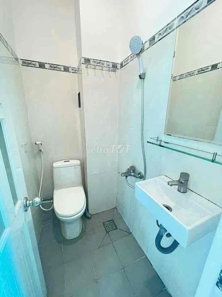 Phòng giá rẻ máy lạnh đón SV 2K8