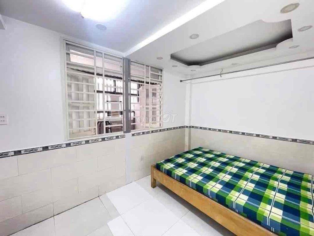 Phòng giá rẻ máy lạnh đón SV 2K8