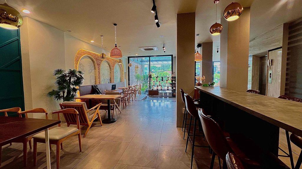khối nhà  1 trệt 3 lầu + sân thượng 1100m2