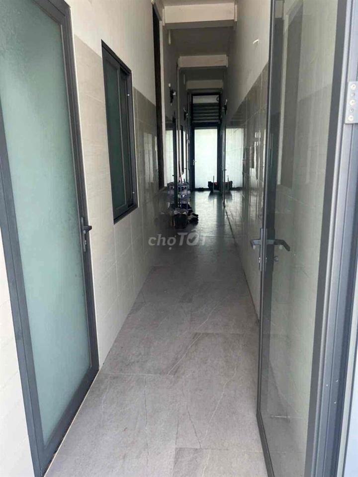 Khối nhà 1 trệt 2 lầu + sân thượng 1100m2