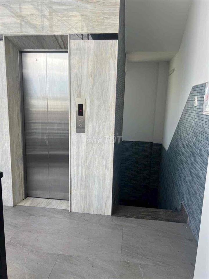 Khối nhà 1 trệt 2 lầu + sân thượng 1100m2