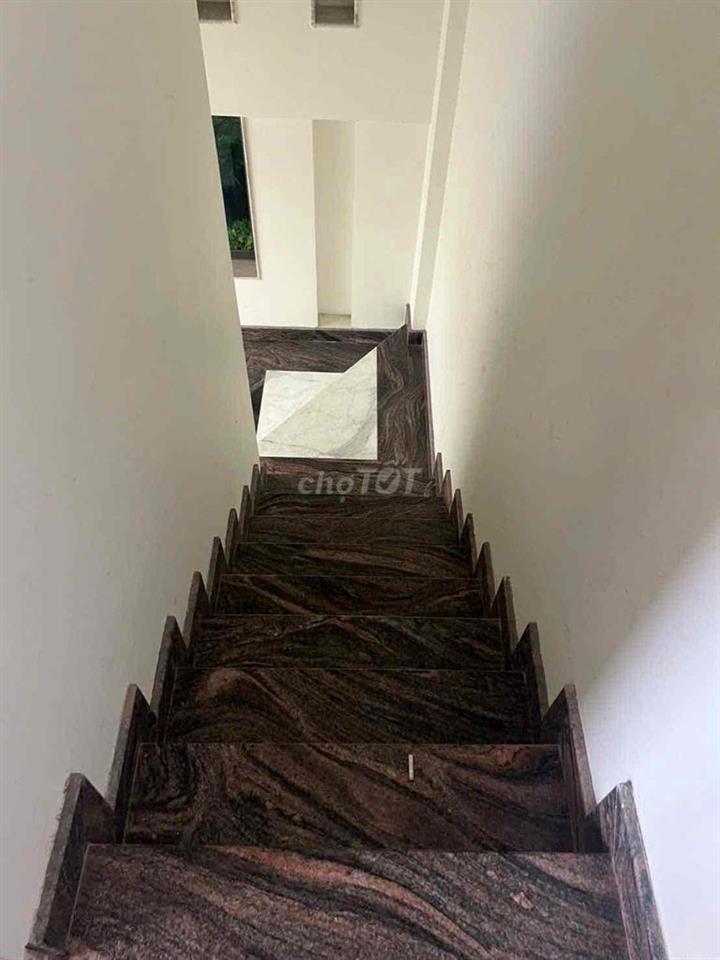 Khối nhà 1 trệt 2 lầu + sân thượng 1100m2