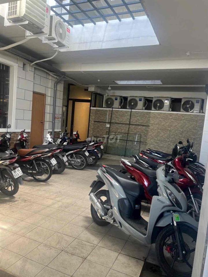 Khối nhà 1 trệt 2 lầu + sân thượng 1100m2