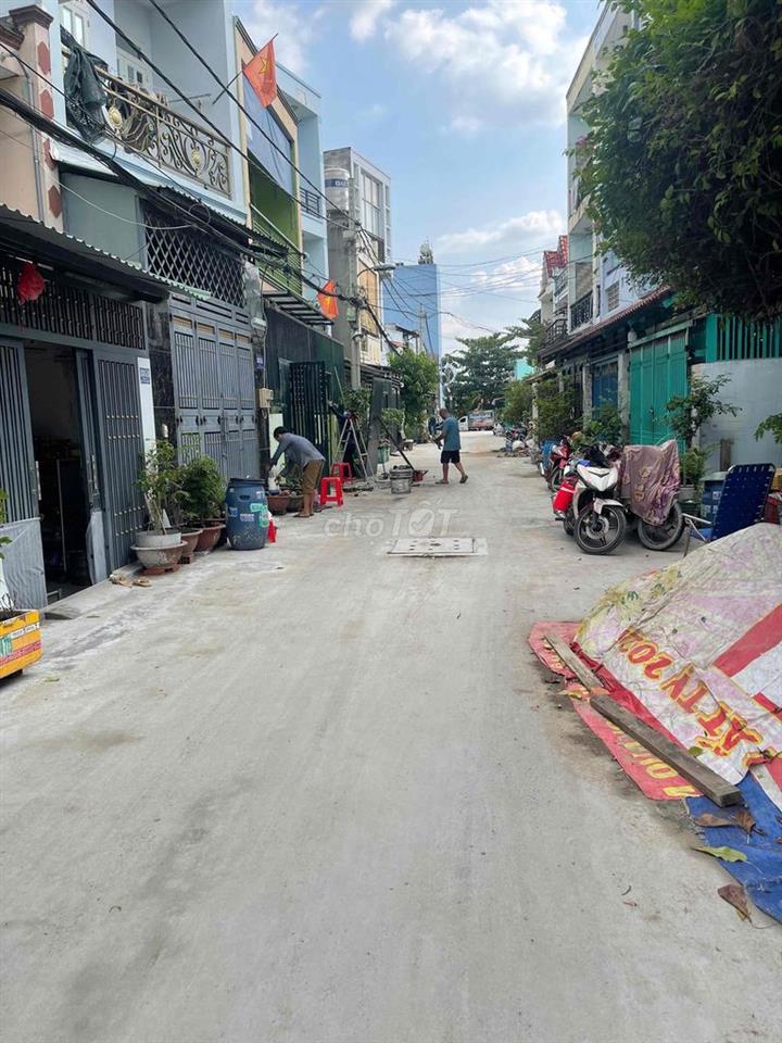 Bán nhanh lô đất HXH mới làm đường rất đẹp. dân cư đông đúc gần TT