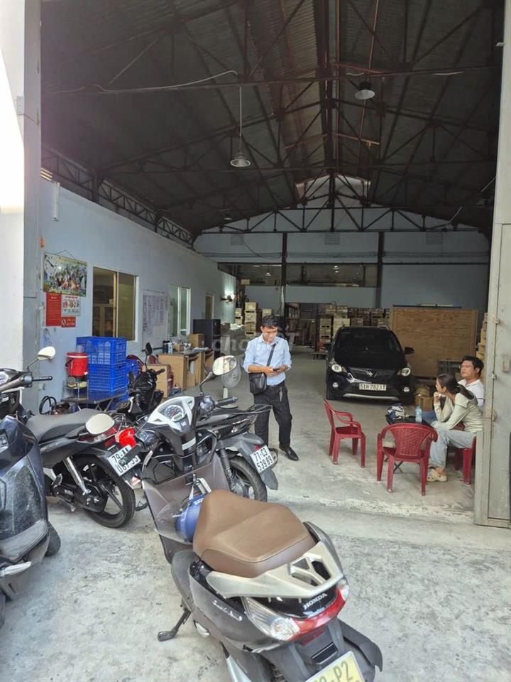Cho thuê MBKD/Kho xưởng 15X37 555m2 ngay Aeon Mall Tân Phú.