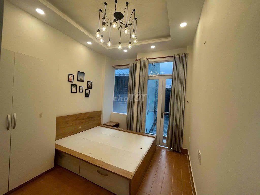 Cho thuê nhà 3pn 4wc 11,5tr đường Đoàn Văn Bơ, P.13, Q.4