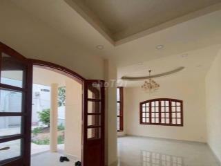 Cho thuê nhà 7x20 3 lầu đường Sư Vạn Hạnh Q.10