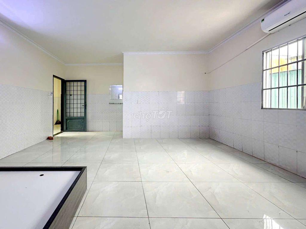 NHÀ MỚI XÂY, NỘI THẤT MỚI TINH, CÓ CỬA XỔ, RA VÀO VÂN TAY