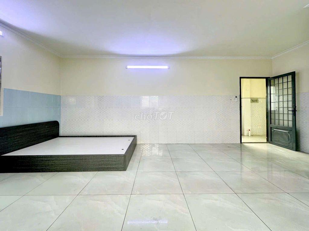 NHÀ MỚI XÂY, NỘI THẤT MỚI TINH, CÓ CỬA XỔ, RA VÀO VÂN TAY