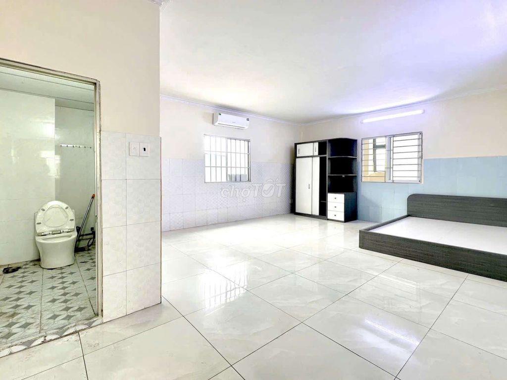 NHÀ MỚI XÂY, NỘI THẤT MỚI TINH, CÓ CỬA XỔ, RA VÀO VÂN TAY