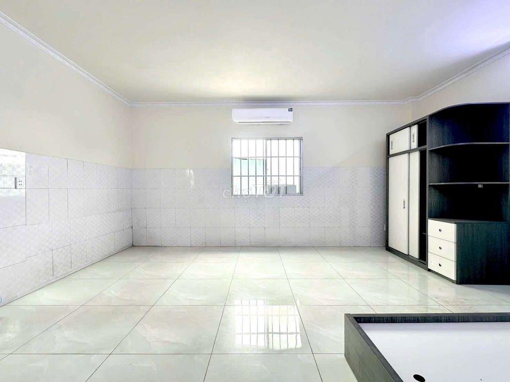 NHÀ MỚI XÂY, NỘI THẤT MỚI TINH, CÓ CỬA XỔ, RA VÀO VÂN TAY