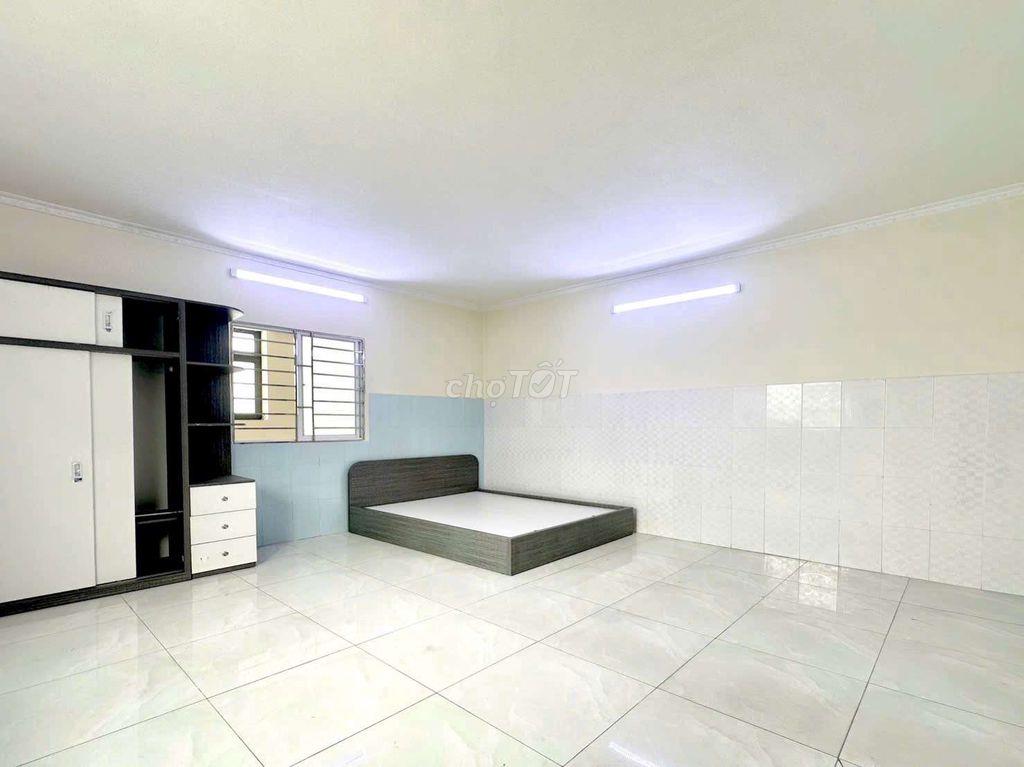 NHÀ MỚI XÂY, NỘI THẤT MỚI TINH, CÓ CỬA XỔ, RA VÀO VÂN TAY