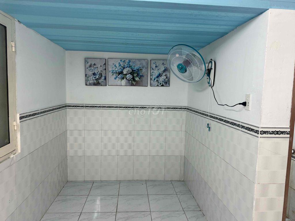 Phòng trệt, máy lạnh, gác cao!