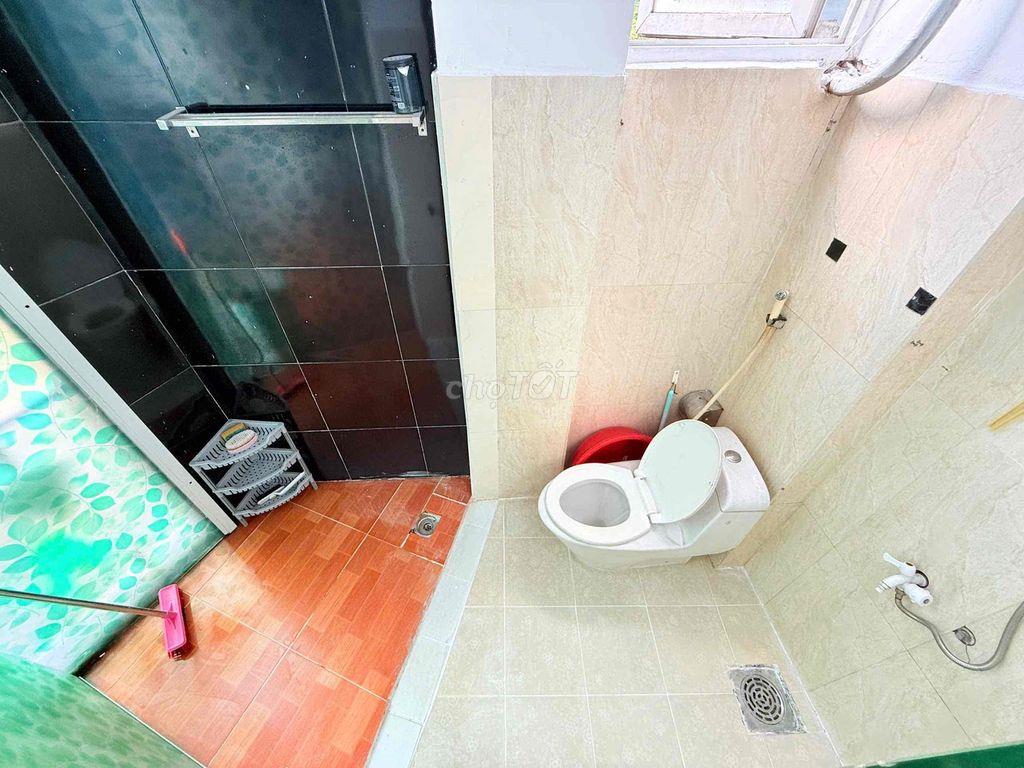 PHÒNG CHO THUÊ VIEW BỜ KÈ BAN CÔNG NT CĂN BẢN KO CHUNG CHỦ