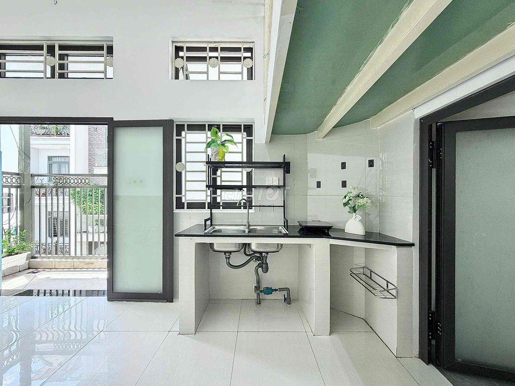 PHÒNG BAN CÔNG GÁC CAO SIÊU RỘNG GẦN NGÃ TƯ BỐN XÃ