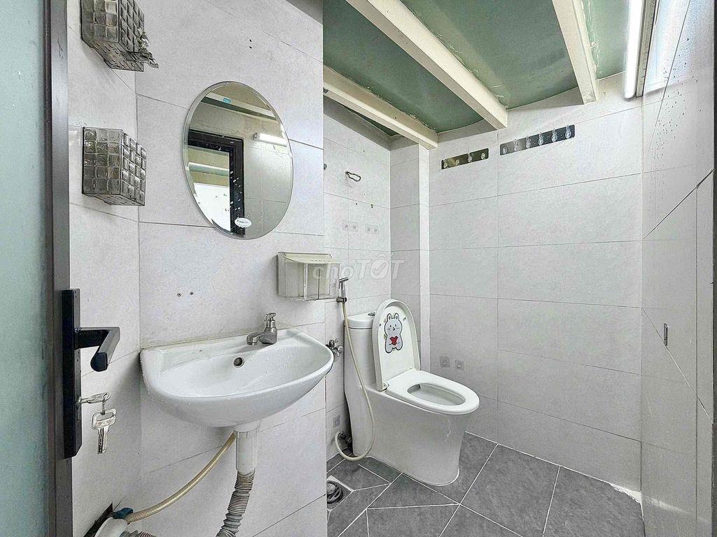 PHÒNG BAN CÔNG GÁC CAO SIÊU RỘNG GẦN NGÃ TƯ BỐN XÃ