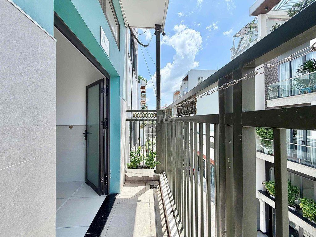 PHÒNG BAN CÔNG GÁC CAO SIÊU RỘNG GẦN NGÃ TƯ BỐN XÃ