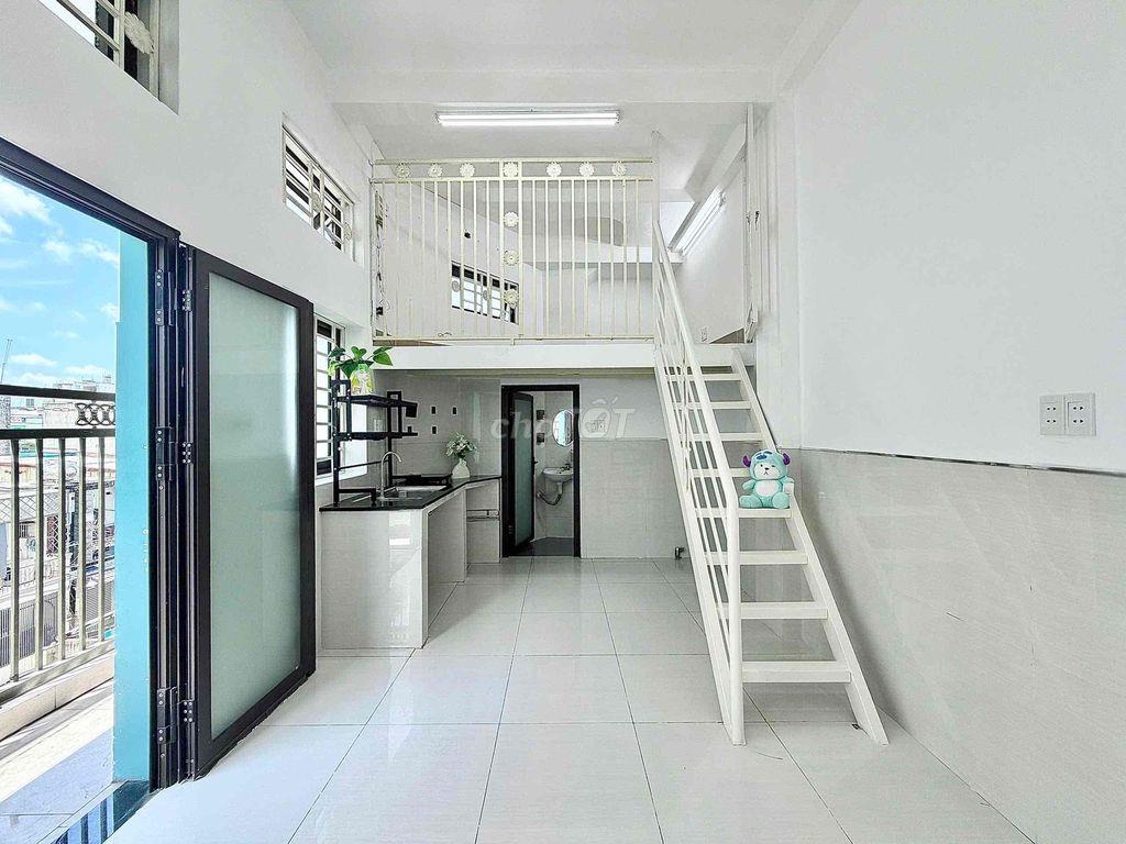 PHÒNG BAN CÔNG GÁC CAO SIÊU RỘNG GẦN NGÃ TƯ BỐN XÃ