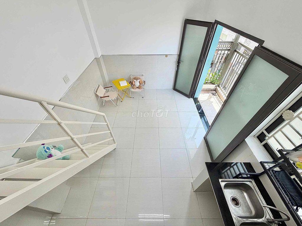 PHÒNG BAN CÔNG GÁC CAO SIÊU RỘNG GẦN NGÃ TƯ BỐN XÃ