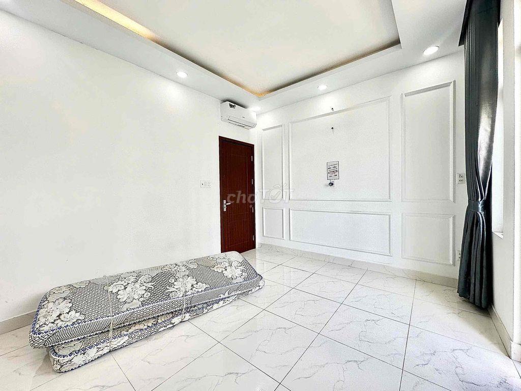 PHÒNG BAN CÔNG CỬA KÍNH MÁY LẠNH GẦN DH CÔNG THƯƠNG