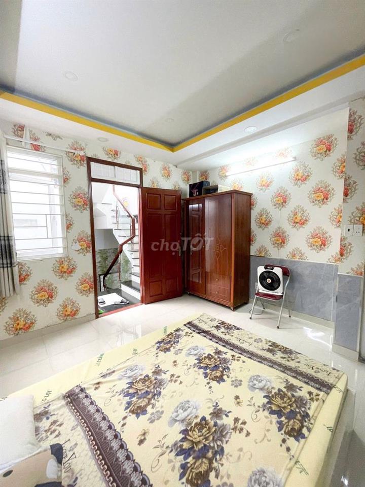 TRỐNG PHÒNG RỘNG MỚI BAN CÔNG/CỬA SỔ THOÁNG
