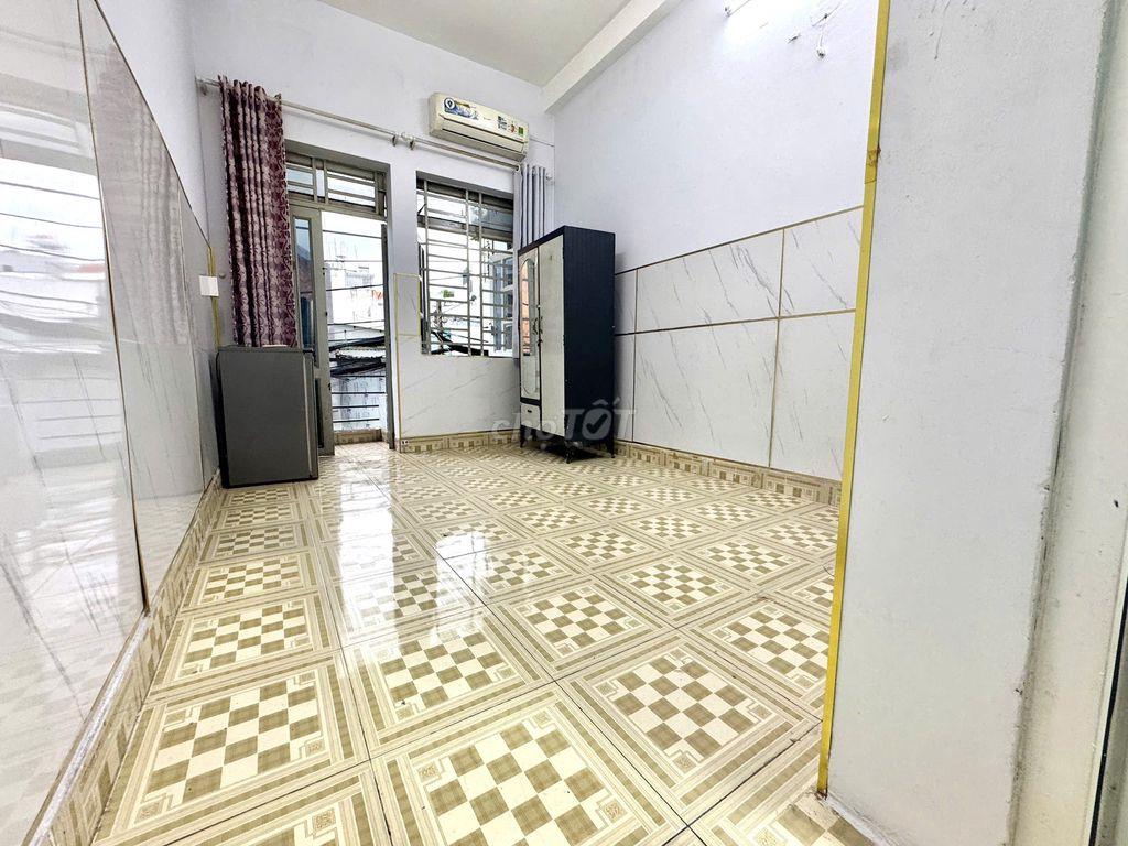 TRỐNG PHÒNG RỘNG MỚI BAN CÔNG/CỬA SỔ THOÁNG