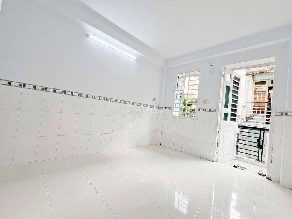 TRỐNG PHÒNG RỘNG MỚI BAN CÔNG/CỬA SỔ THOÁNG