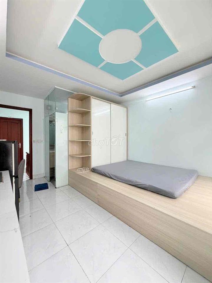 TRỐNG 1 PHÒNG, CHDV BAN CÔNG LỚN FULL NT CHỈ VIỆC VÔ Ở GIÁP QUẬN 6