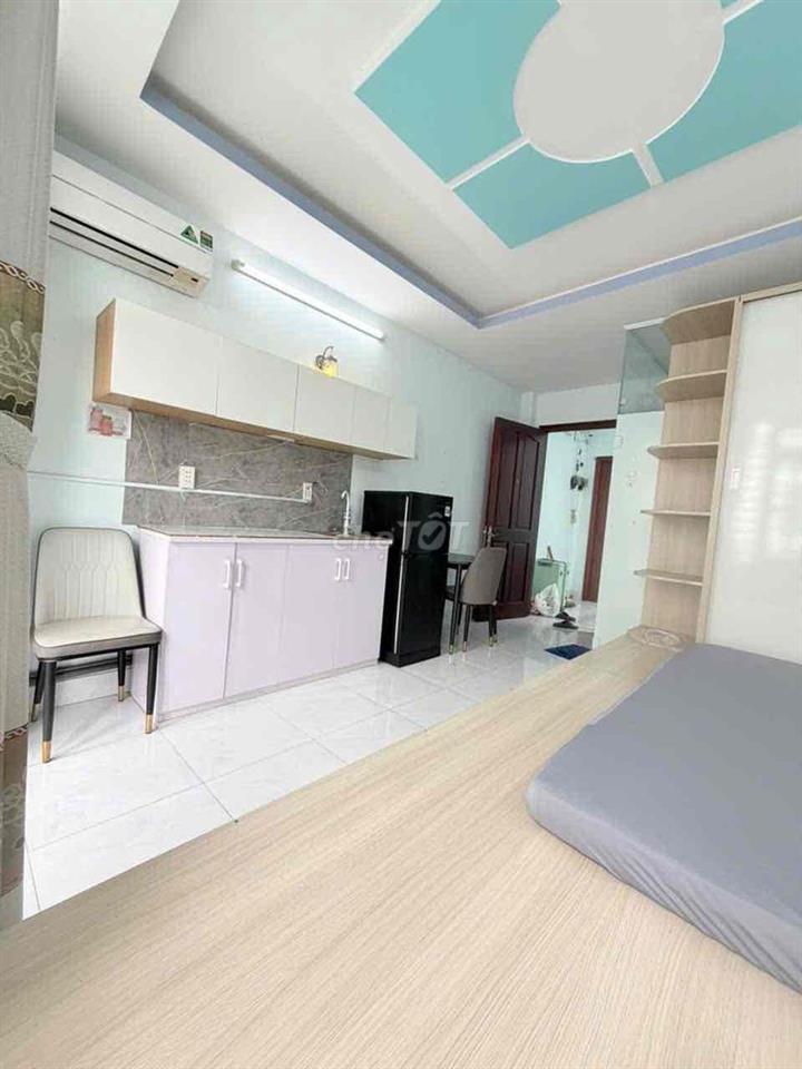 TRỐNG 1 PHÒNG, CHDV BAN CÔNG LỚN FULL NT CHỈ VIỆC VÔ Ở GIÁP QUẬN 6