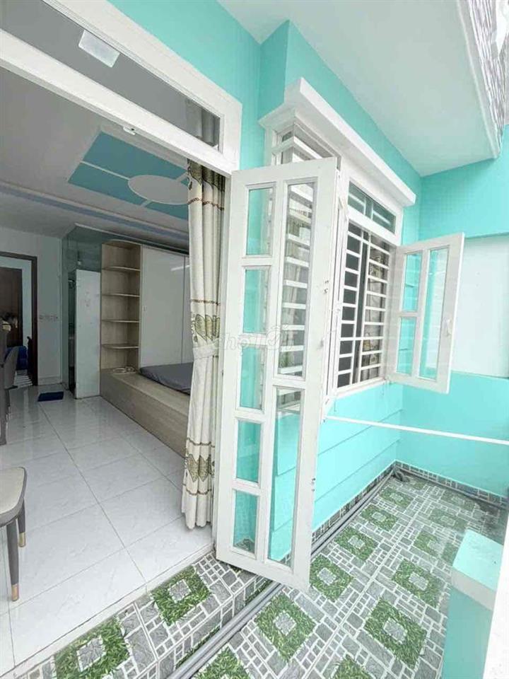 TRỐNG 1 PHÒNG, CHDV BAN CÔNG LỚN FULL NT CHỈ VIỆC VÔ Ở GIÁP QUẬN 6